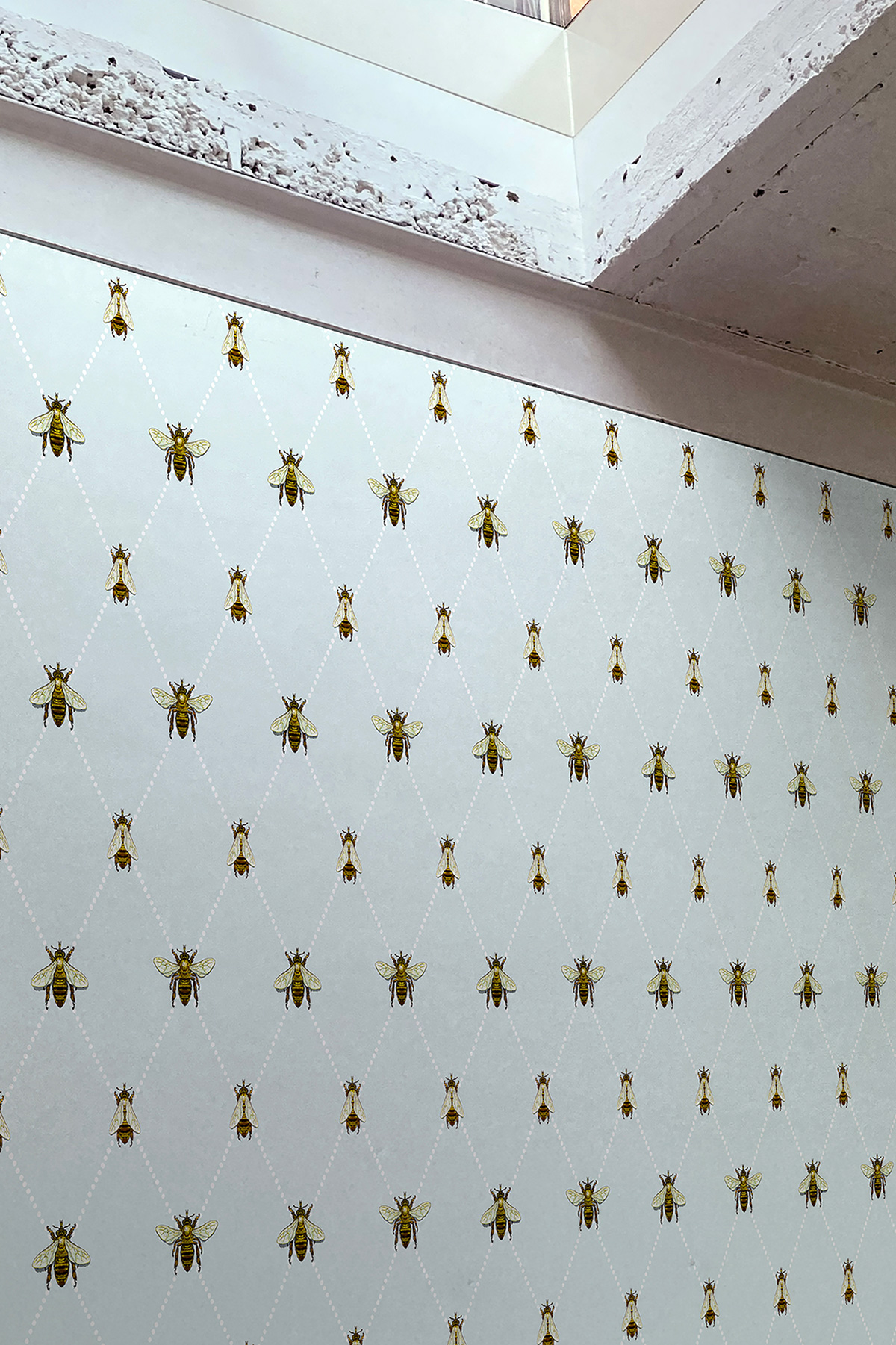 Wild Honey Bee Trellis Wallpaper / image 2